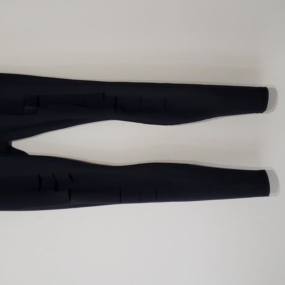 Like new! ALO Yoga High Waisted Ripped Warrior Leggings - Picture 4 of 13